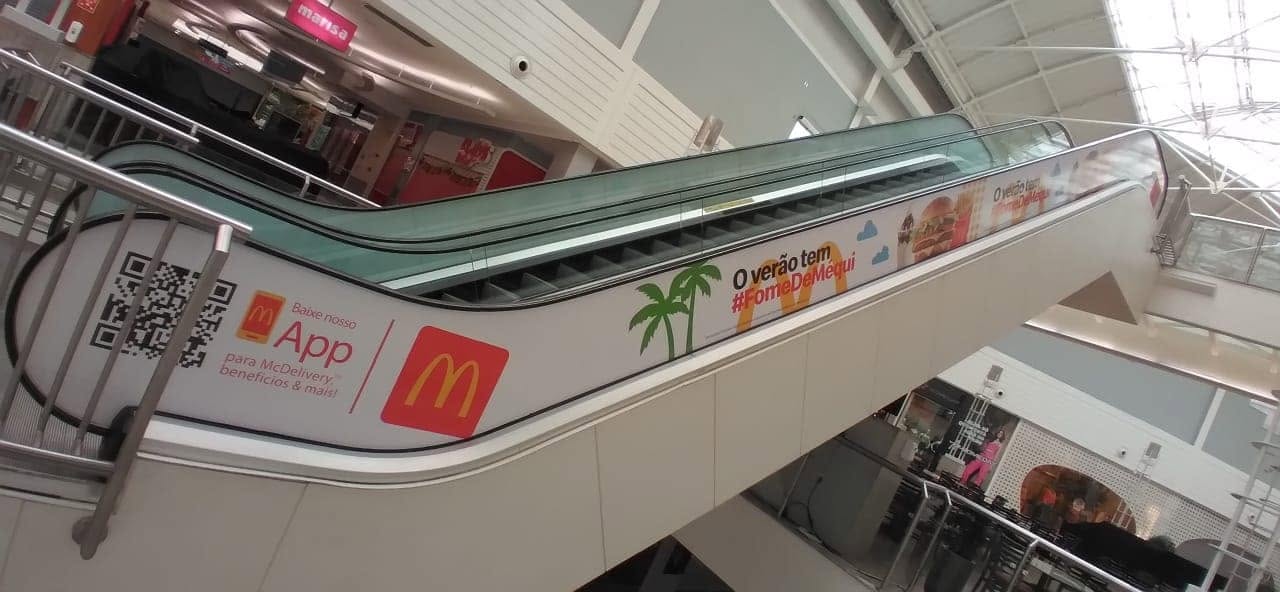 Adesivo aplicado em escada rolante de shopping — McDonald's