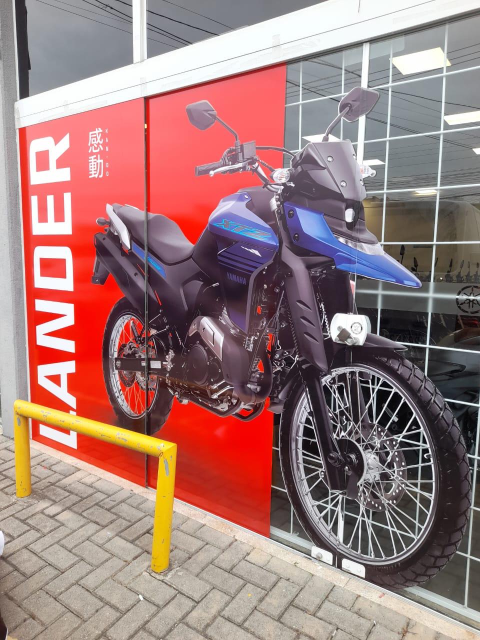 Adesivo de vitrine — concessionária Yamaha