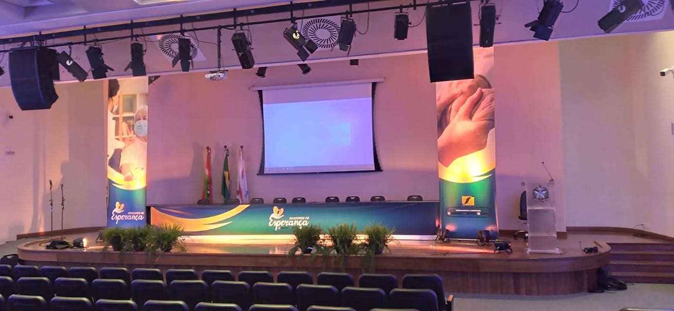 Palco de auditório — evento Doadores de Esperança