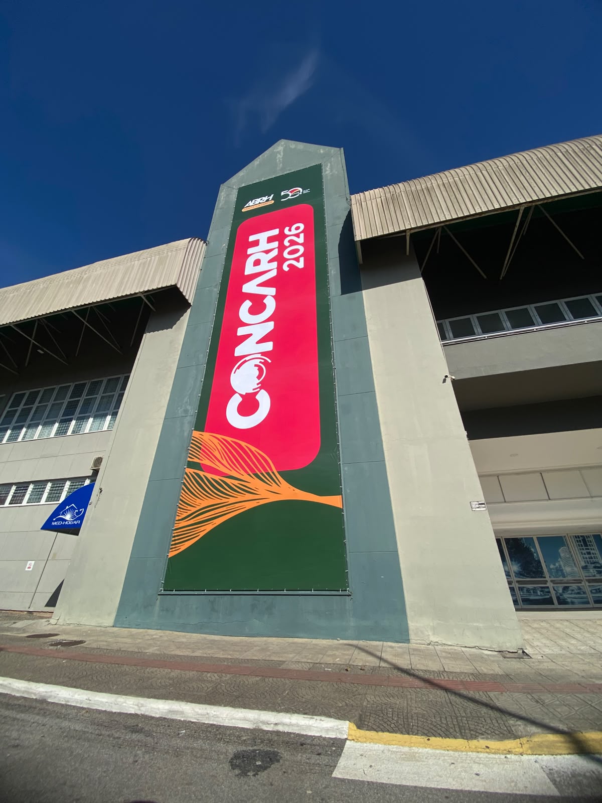 Frontlight em fachada de prédio — CONCARH