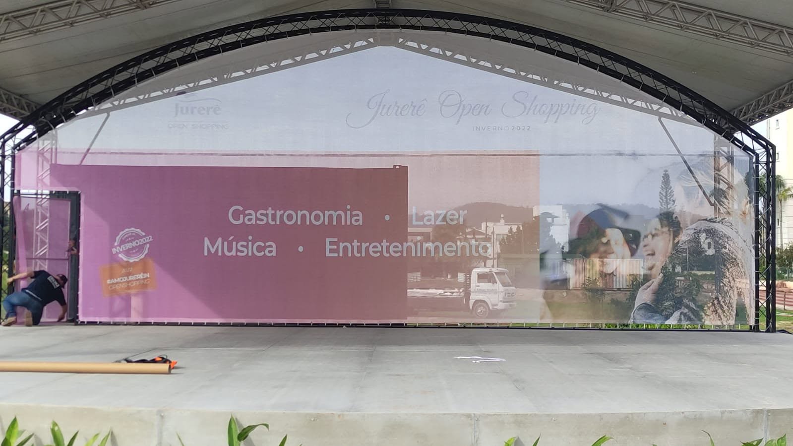 Lona instalada em estrutura — Jurerê Open Shopping
