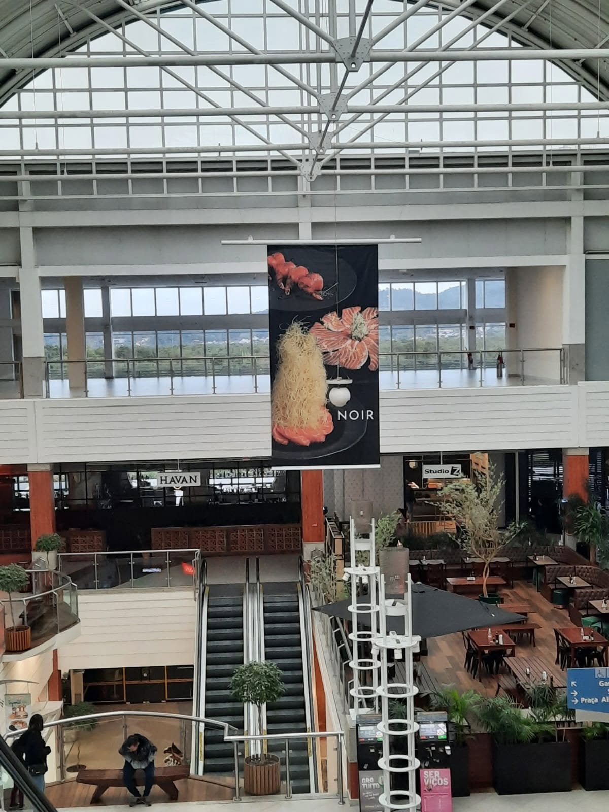 Banner suspenso em shopping — Restaurante Noir