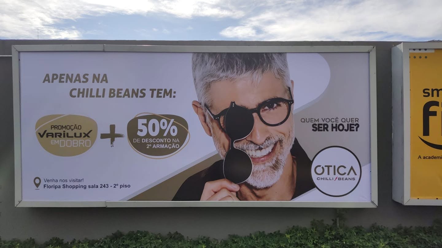 Painel publicitário — Ótica Chilli Beans