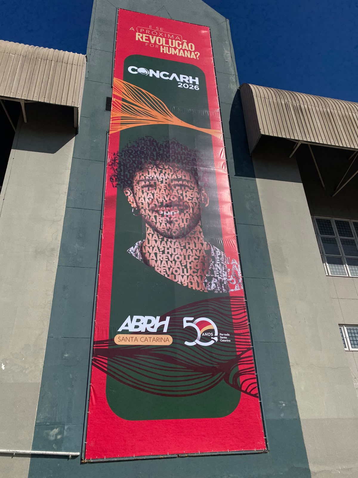 Painel de fachada em torre de prédio — CONCARH