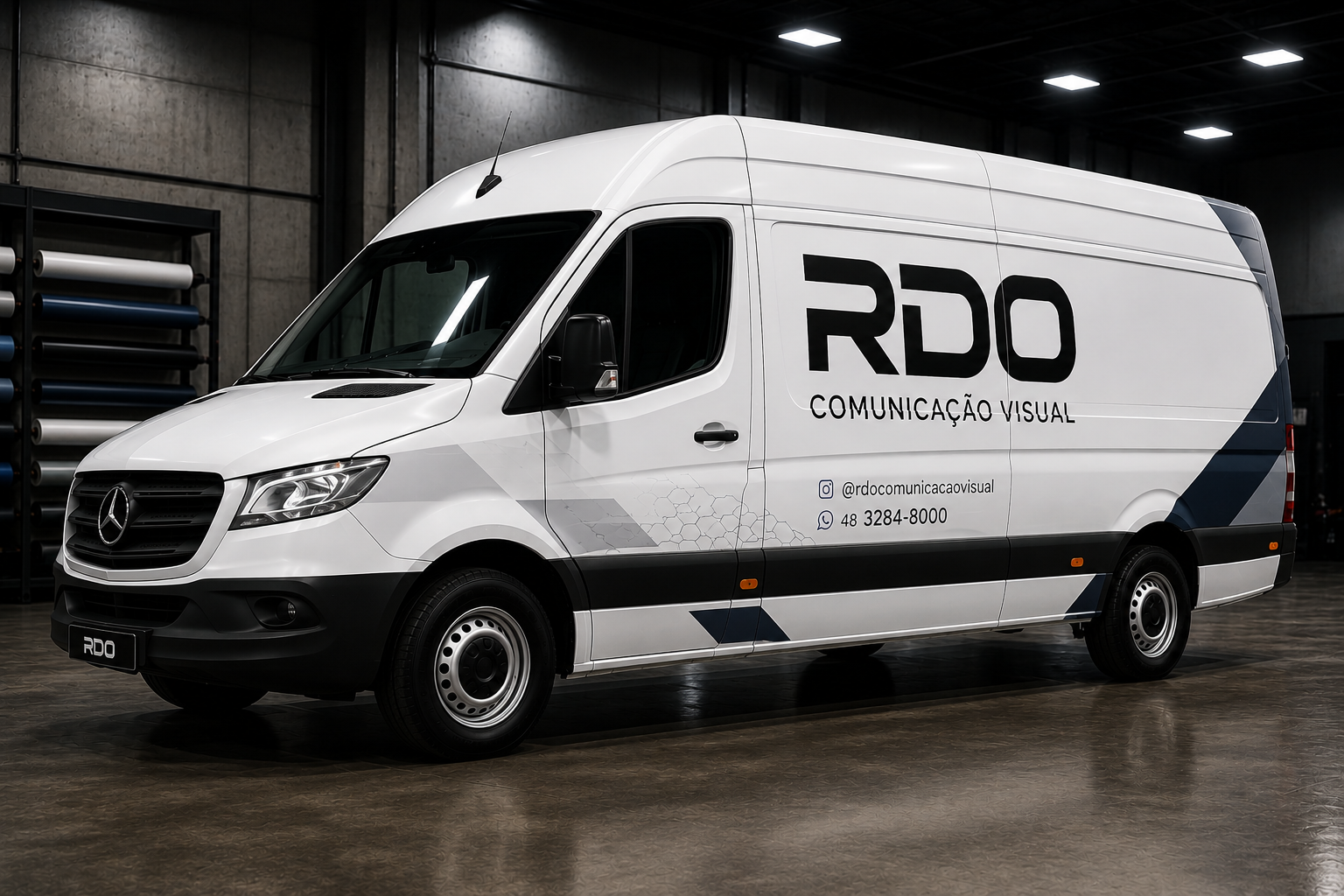 Van envelopada com a identidade visual da RDO