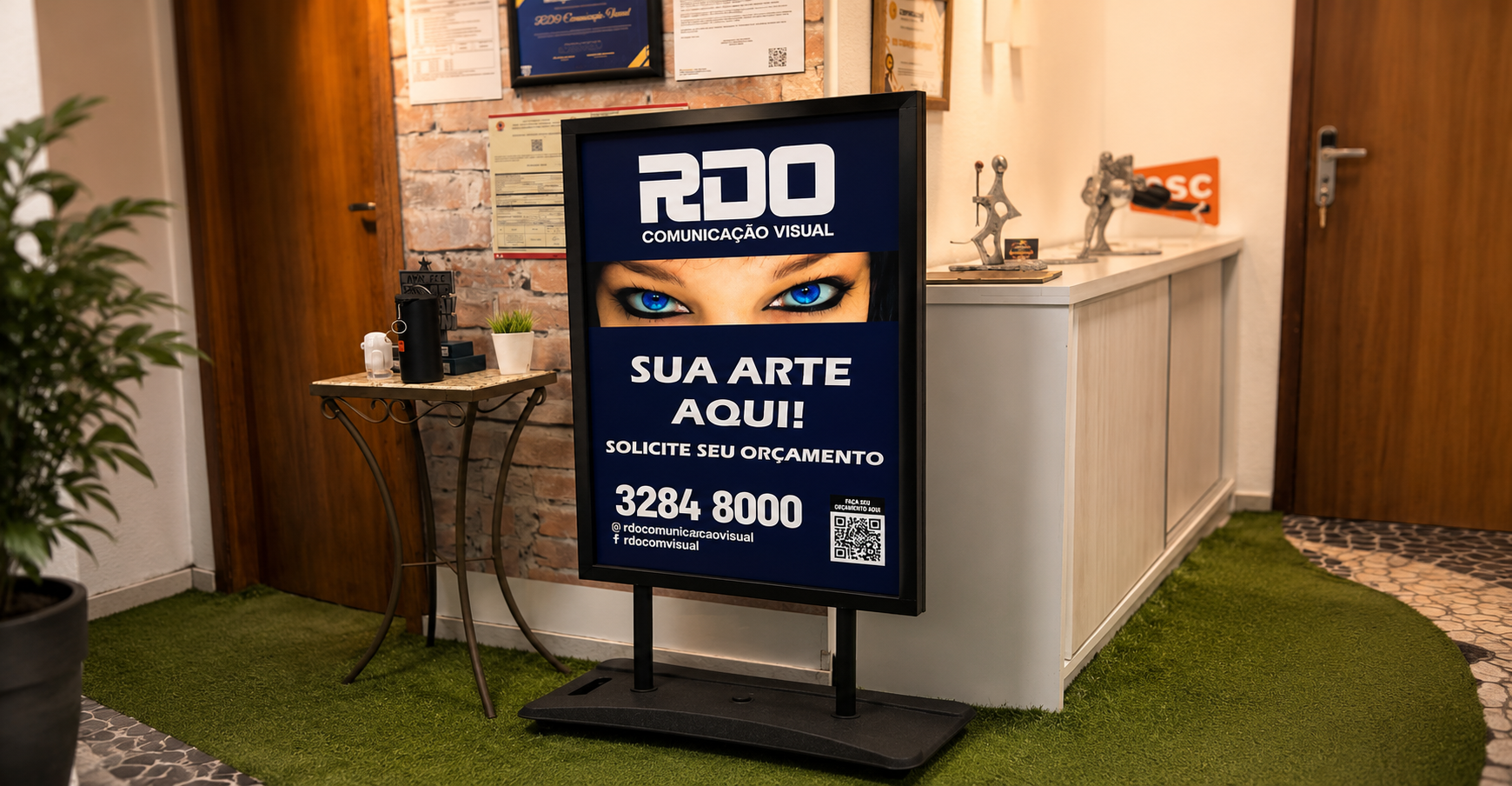 Totem de sinalização personalizado na recepção da RDO