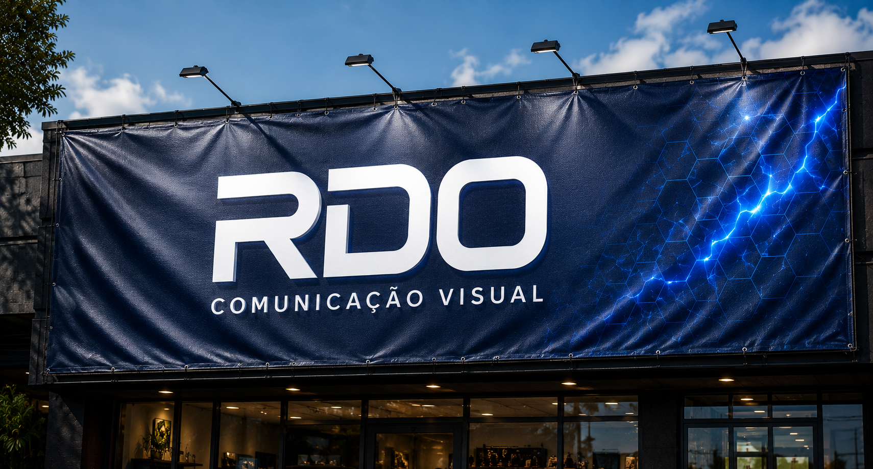 Painel de fachada em lona com a marca RDO